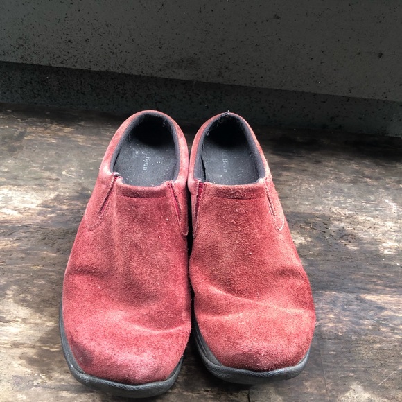 LL Bean Women's Red Suede Comfort Mocs Stain Resistant Slip on Shoes Size 9.5 - Picture 6 of 10